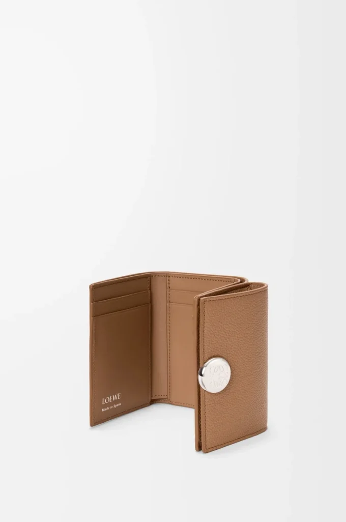 Cartera plegable Pebble en piel de becerro granulado color moca Cartera plegable Pebble en piel de becerro granulado color moca