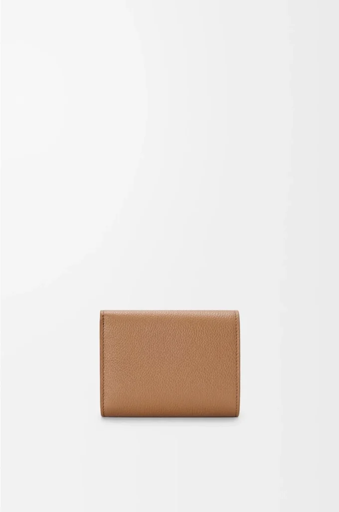 Cartera plegable Pebble en piel de becerro granulado color moca Cartera plegable Pebble en piel de becerro granulado color moca