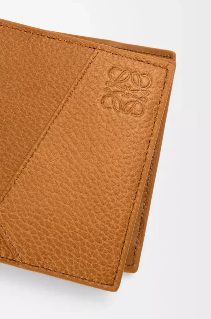 Cartera plegable Puzzle para monedas en piel de becerro granulada flexible, color marrón claro cañón