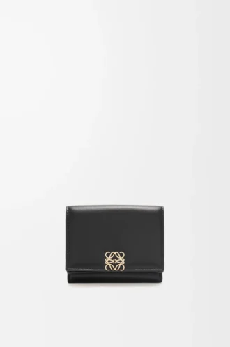 Cartera Puffer Anagram de tres pliegues en piel de becerro napa brillante, color negro