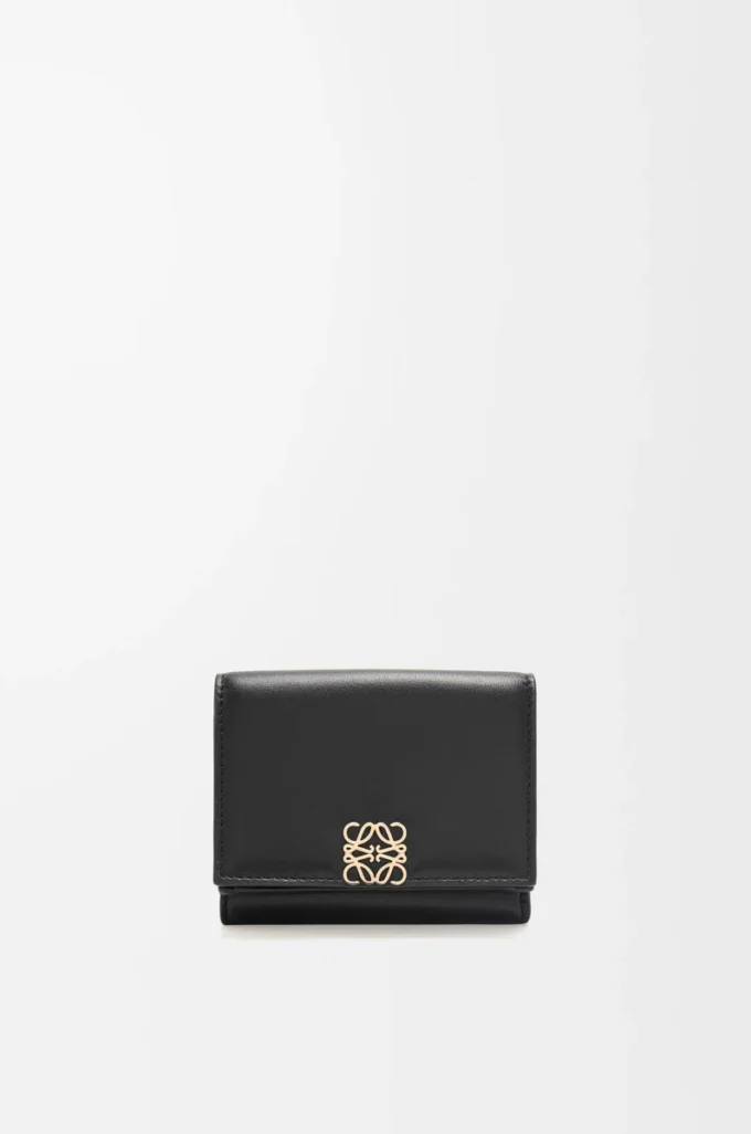 Cartera Puffer Anagram de tres pliegues en piel de becerro napa brillante, color negro