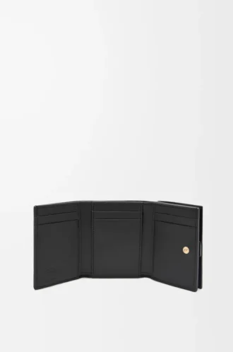 Cartera Puffer Anagram de tres pliegues en piel de becerro napa brillante, color negro