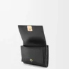 Cartera Puffer Anagram de tres pliegues en piel de becerro napa brillante, color negro