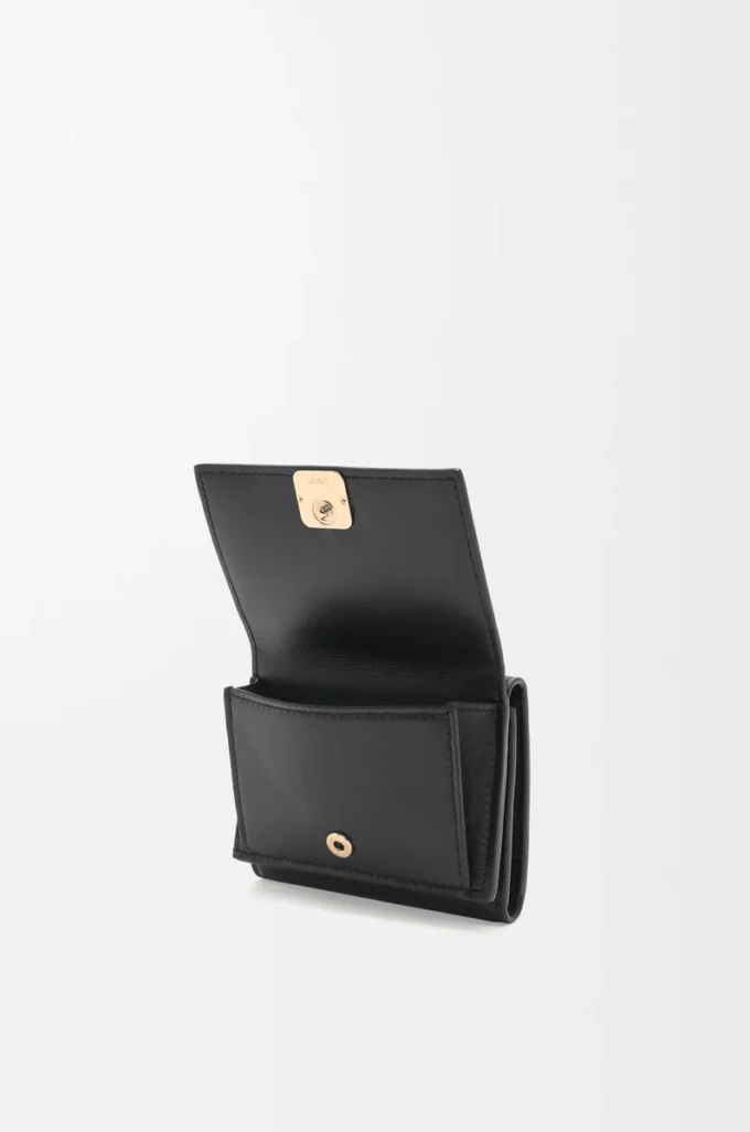 Cartera Puffer Anagram de tres pliegues en piel de becerro napa brillante, color negro