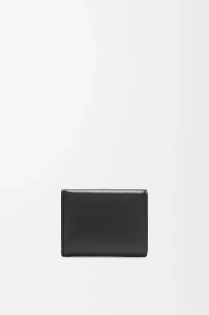 Cartera Puffer Anagram de tres pliegues en piel de becerro napa brillante, color negro