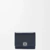 Cartera Puffer Anagram de tres pliegues en piel de becerro napa brillante Deep Navy Cartera Puffer Anagram de tres pliegues en piel de becerro napa brillante Deep Navy