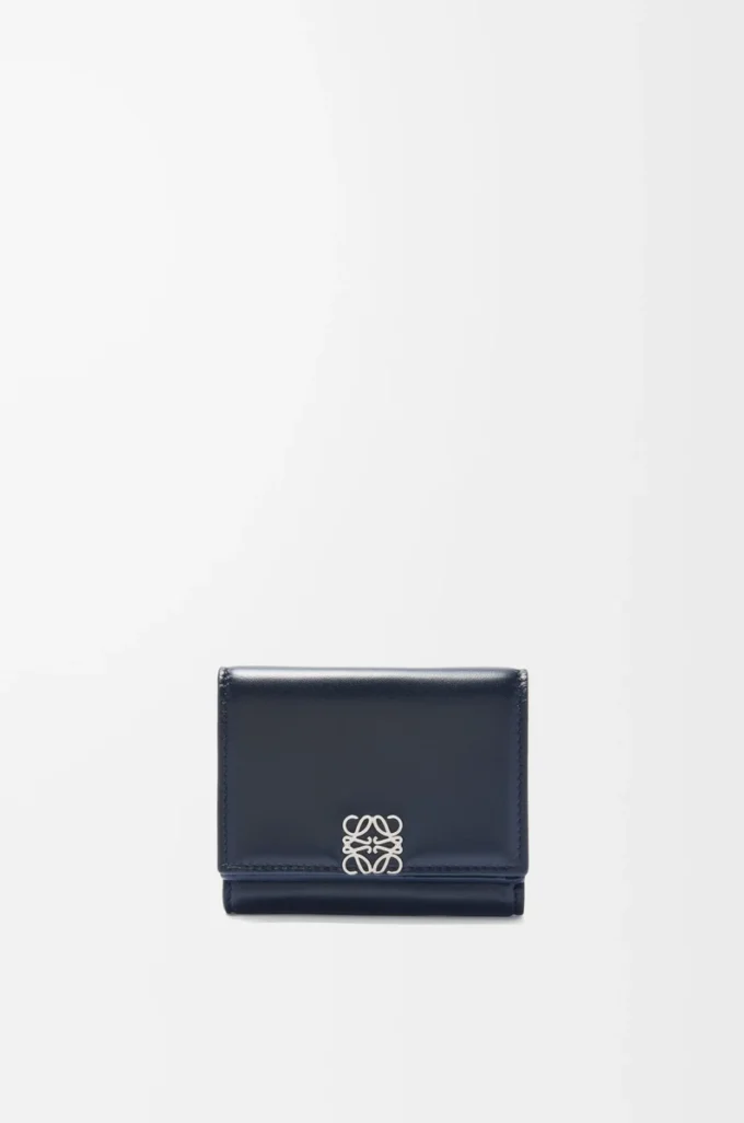 Cartera Puffer Anagram de tres pliegues en piel de becerro napa brillante Deep Navy Cartera Puffer Anagram de tres pliegues en piel de becerro napa brillante Deep Navy