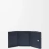 Cartera Puffer Anagram de tres pliegues en piel de becerro napa brillante Deep Navy Cartera Puffer Anagram de tres pliegues en piel de becerro napa brillante Deep Navy