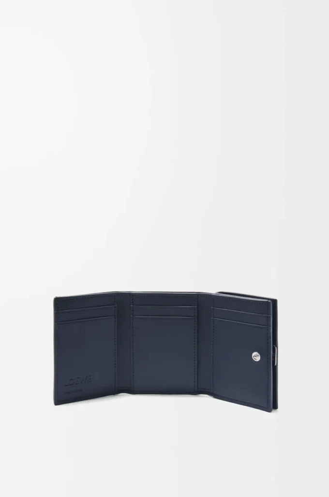 Cartera Puffer Anagram de tres pliegues en piel de becerro napa brillante Deep Navy Cartera Puffer Anagram de tres pliegues en piel de becerro napa brillante Deep Navy