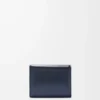 Cartera Puffer Anagram de tres pliegues en piel de becerro napa brillante Deep Navy Cartera Puffer Anagram de tres pliegues en piel de becerro napa brillante Deep Navy