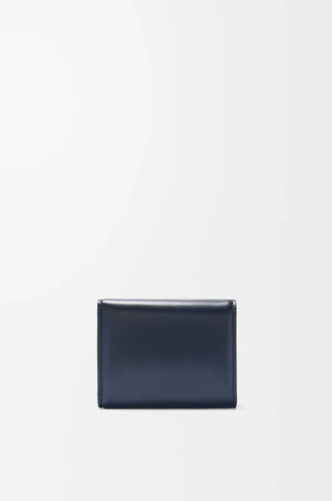 Cartera Puffer Anagram de tres pliegues en piel de becerro napa brillante Deep Navy Cartera Puffer Anagram de tres pliegues en piel de becerro napa brillante Deep Navy