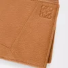 Cartera Puzzle de doble pliegue en suave piel de becerro granulada, color marrón claro cañón