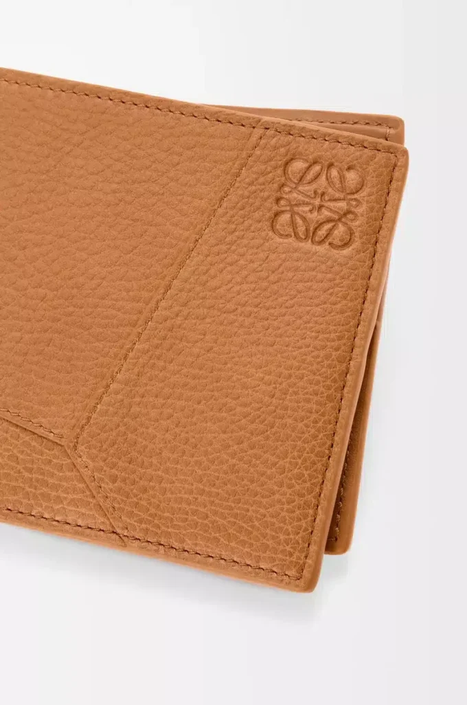 Cartera Puzzle de doble pliegue en suave piel de becerro granulada, color marrón claro cañón
