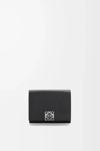 Cartera tríptica Anagram en piel de becerro granulada Black Cartera tríptica Anagram en piel de becerro granulada Black