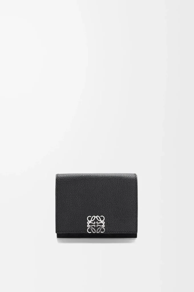 Cartera tríptica Anagram en piel de becerro granulada Black