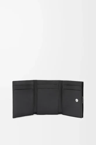 Cartera tríptica Anagram en piel de becerro granulada Black Cartera tríptica Anagram en piel de becerro granulada Black