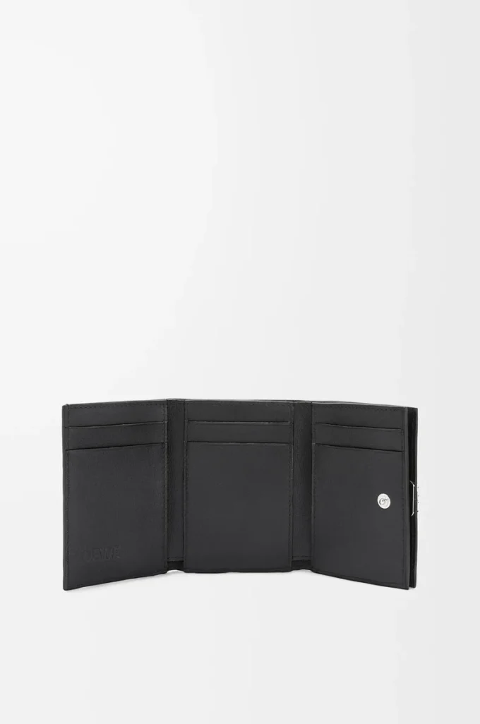 Cartera tríptica Anagram en piel de becerro granulada Black