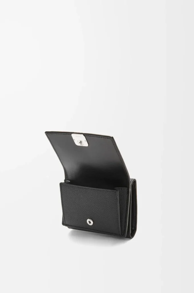 Cartera tríptica Anagram en piel de becerro granulada Black