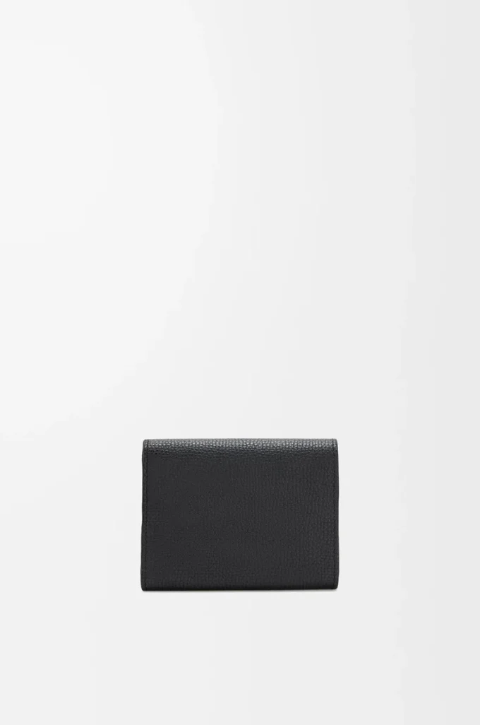 Cartera tríptica Anagram en piel de becerro granulada Black