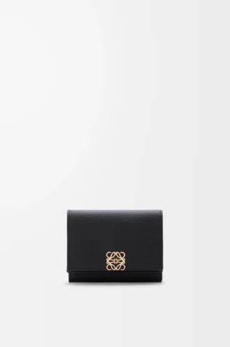 Cartera tríptica Anagram en piel de becerro granulada Black/Gold Cartera tríptica Anagram en piel de becerro granulada Black/Gold