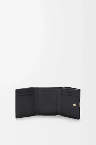 Cartera tríptica Anagram en piel de becerro granulada Black/Gold Cartera tríptica Anagram en piel de becerro granulada Black/Gold