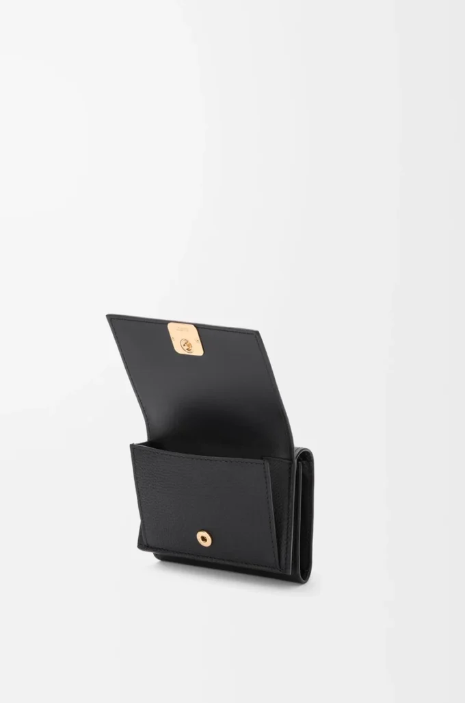 Cartera tríptica Anagram en piel de becerro granulada Black/Gold