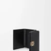 Cartera tríptica Anagram en piel de becerro granulada Black/Gold