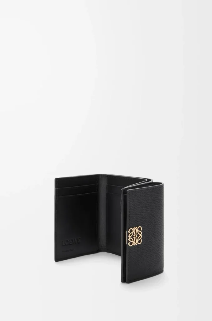 Cartera tríptica Anagram en piel de becerro granulada Black/Gold