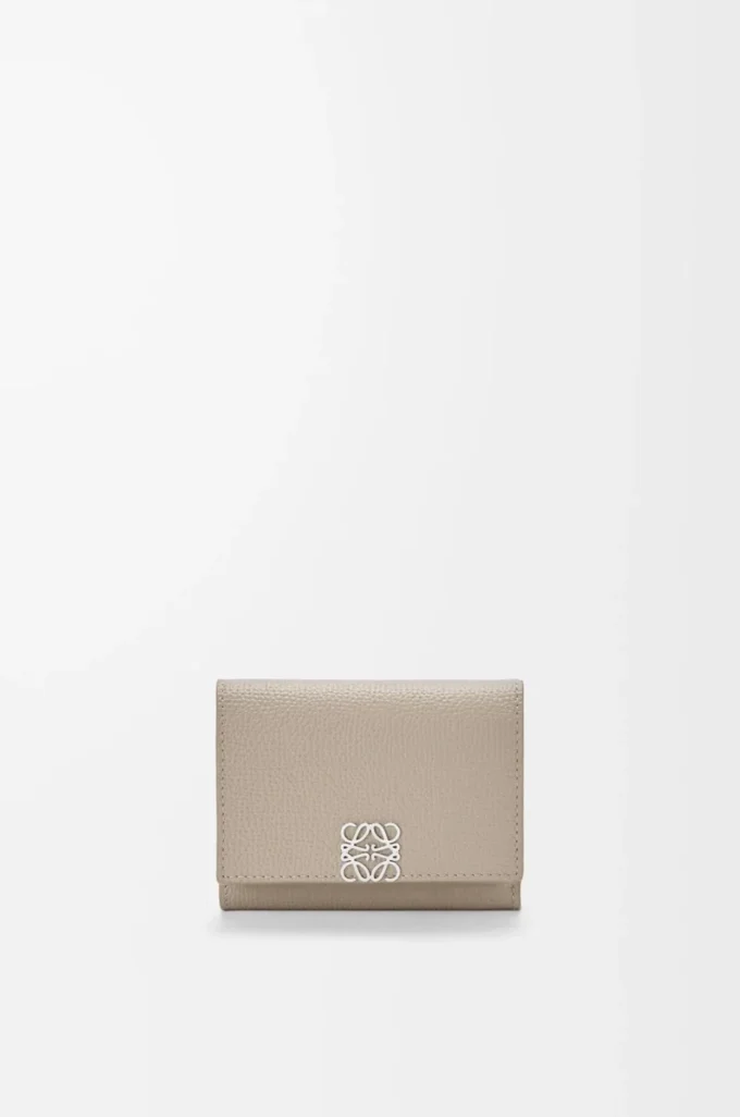 Cartera tríptica Anagram en piel de becerro granulada Clay