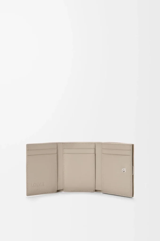 Cartera tríptica Anagram en piel de becerro granulada Clay