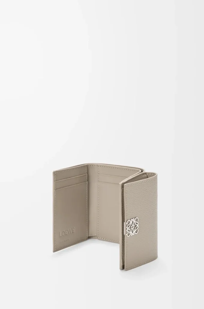 Cartera tríptica Anagram en piel de becerro granulada Clay
