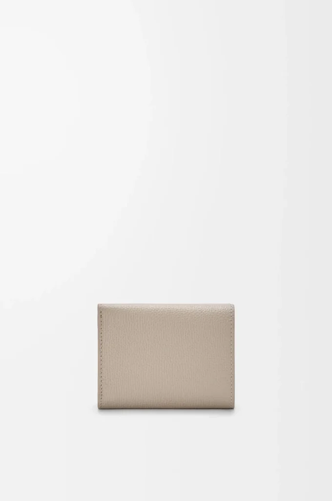 Cartera tríptica Anagram en piel de becerro granulada Clay