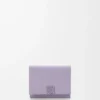 Cartera tríptica Anagram en piel de becerro granulada Dirty Mauve Cartera tríptica Anagram en piel de becerro granulada Dirty Mauve