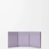 Cartera tríptica Anagram en piel de becerro granulada Dirty Mauve Cartera tríptica Anagram en piel de becerro granulada Dirty Mauve