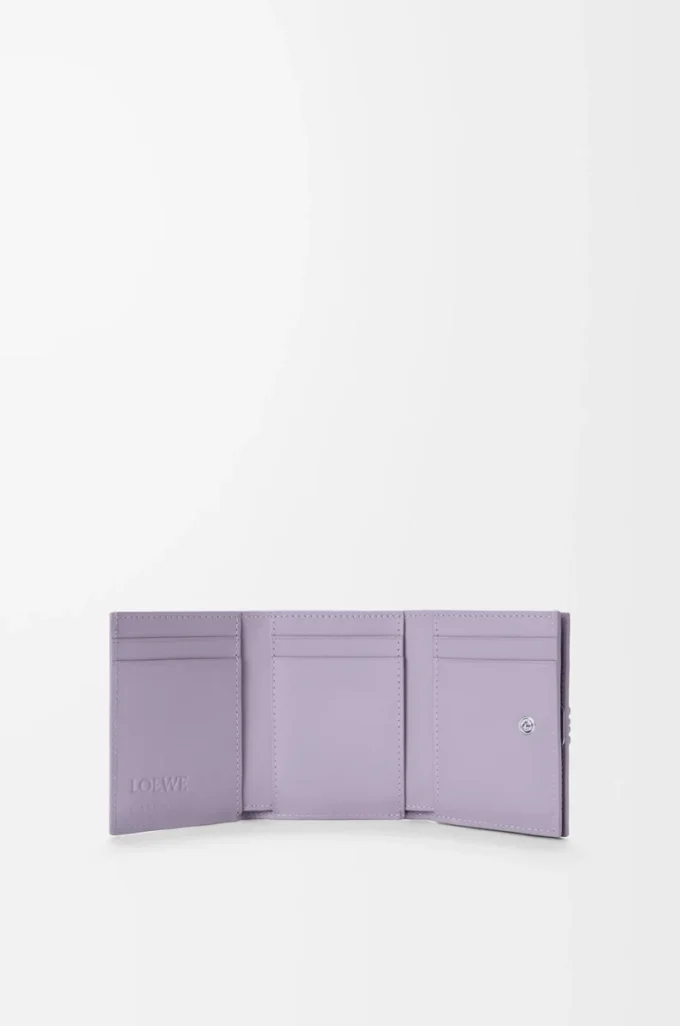 Cartera tríptica Anagram en piel de becerro granulada Dirty Mauve Cartera tríptica Anagram en piel de becerro granulada Dirty Mauve