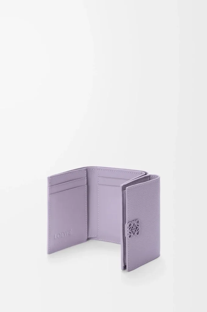 Cartera tríptica Anagram en piel de becerro granulada Dirty Mauve Cartera tríptica Anagram en piel de becerro granulada Dirty Mauve