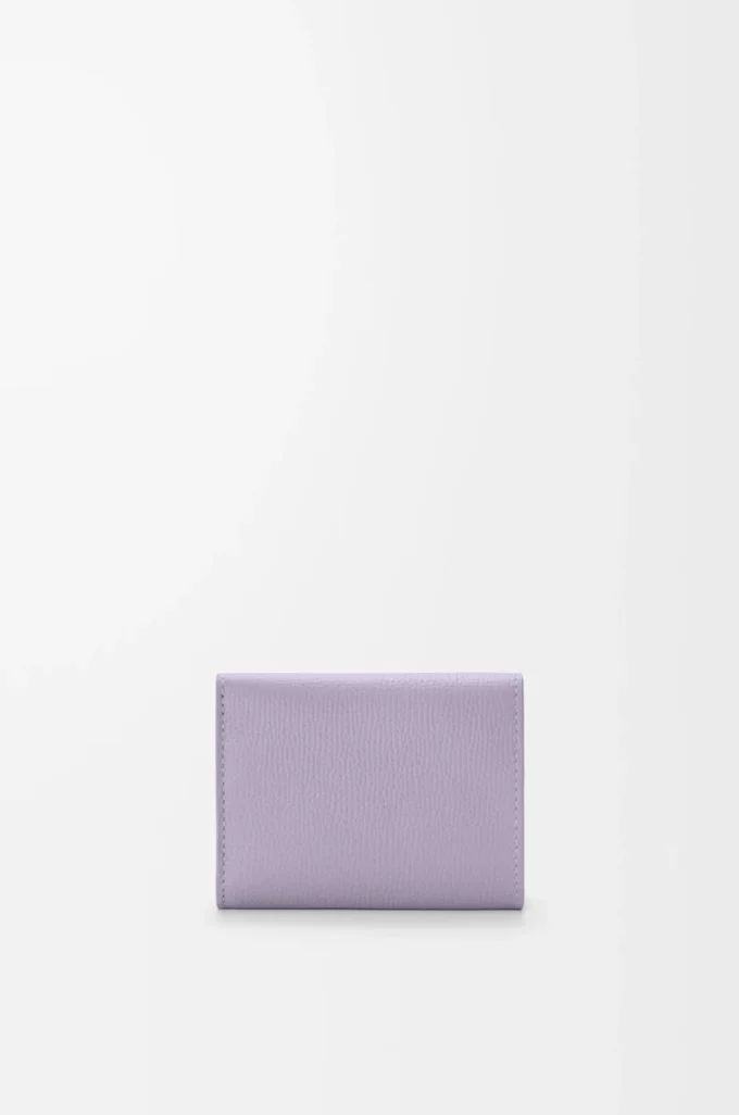 Cartera tríptica Anagram en piel de becerro granulada Dirty Mauve Cartera tríptica Anagram en piel de becerro granulada Dirty Mauve