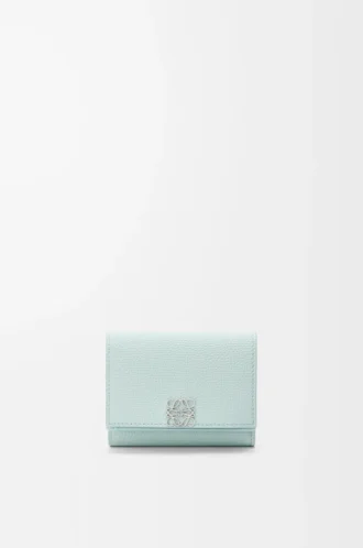 Cartera tríptica Anagram en piel de becerro granulada Frozen Cartera tríptica Anagram en piel de becerro granulada Frozen