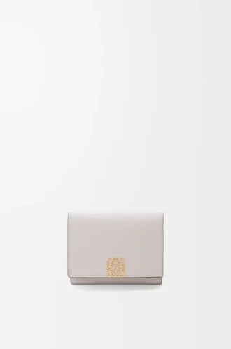 Cartera tríptica Anagram en piel de becerro granulada Light Ghost Grey