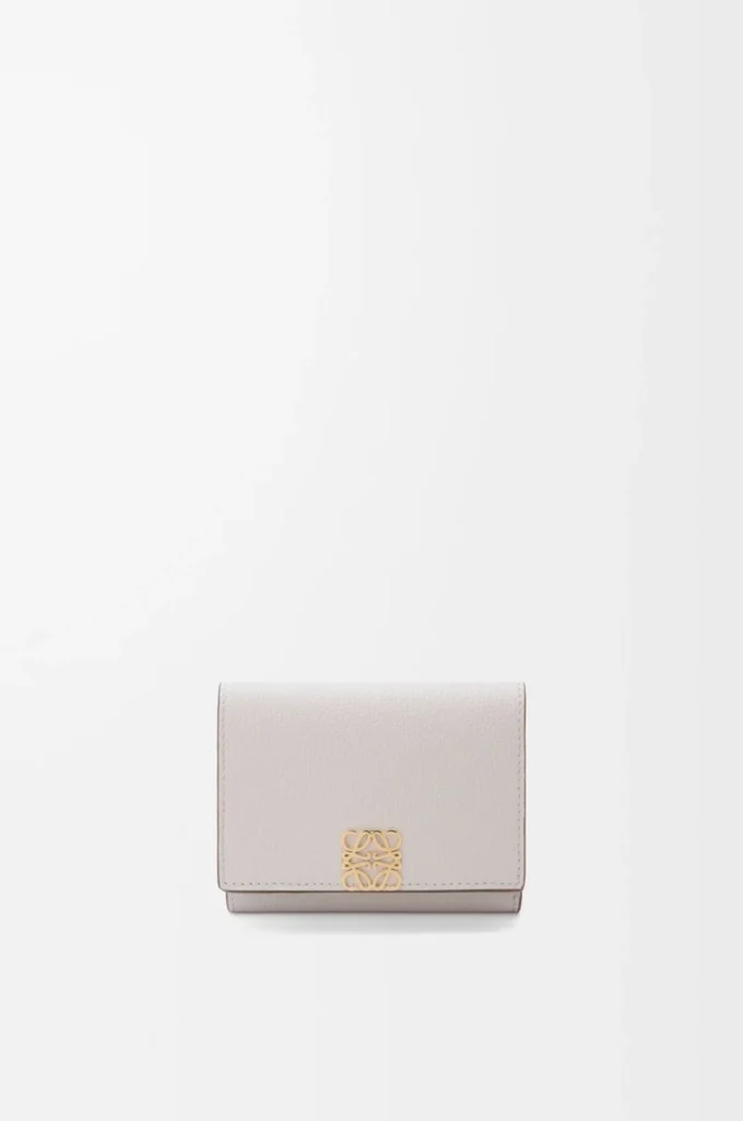Cartera tríptica Anagram en piel de becerro granulada Light Ghost Grey