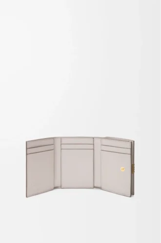 Cartera tríptica Anagram en piel de becerro granulada Light Ghost Grey