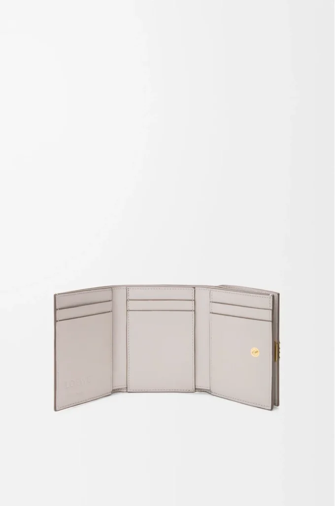 Cartera tríptica Anagram en piel de becerro granulada Light Ghost Grey