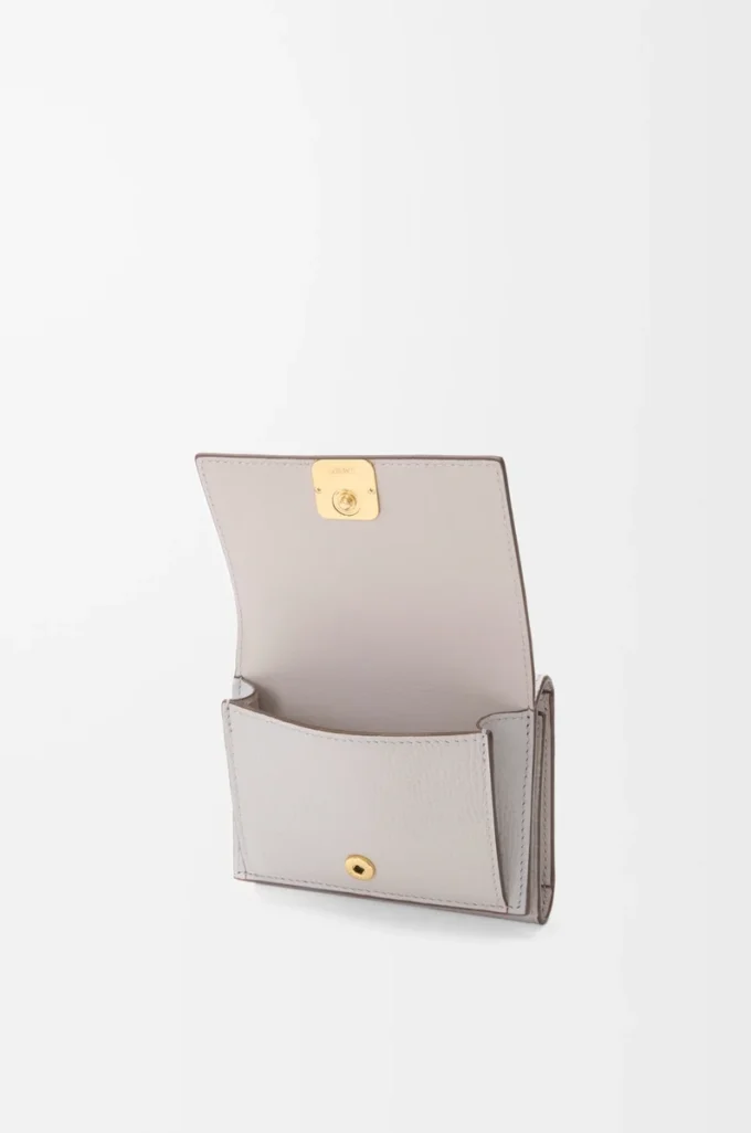 Cartera tríptica Anagram en piel de becerro granulada Light Ghost Grey