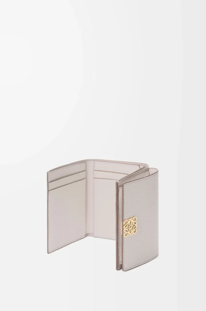 Cartera tríptica Anagram en piel de becerro granulada Light Ghost Grey