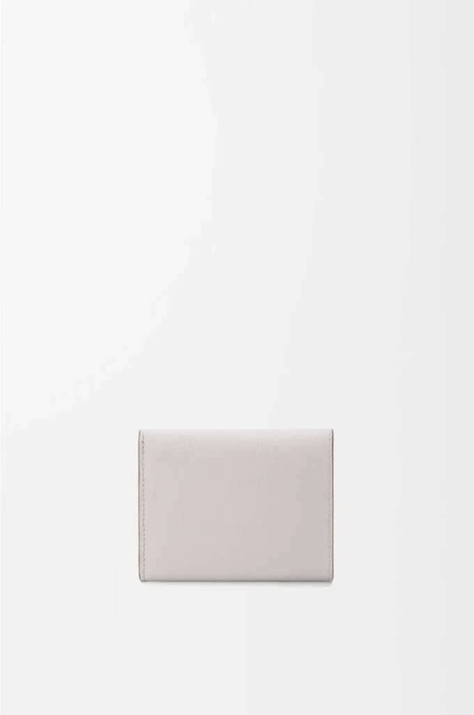 Cartera tríptica Anagram en piel de becerro granulada Light Ghost Grey