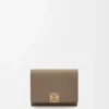 Cartera tríptica Anagram en piel de becerro granulada Taupe