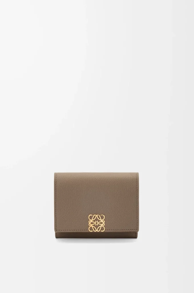 Cartera tríptica Anagram en piel de becerro granulada Taupe