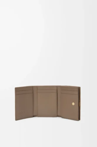 Cartera tríptica Anagram en piel de becerro granulada Taupe