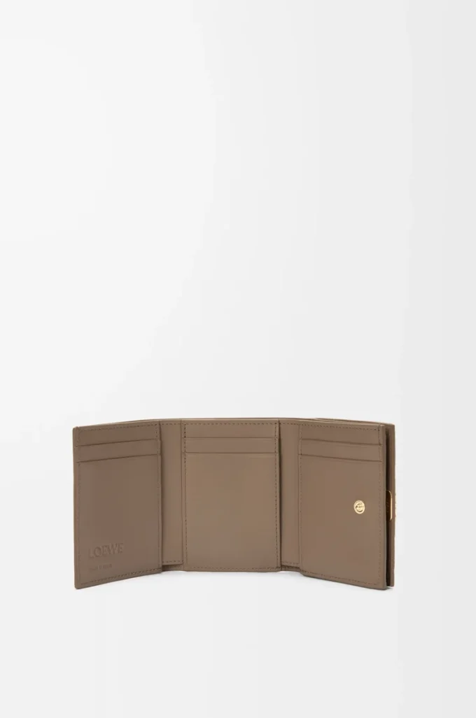 Cartera tríptica Anagram en piel de becerro granulada Taupe