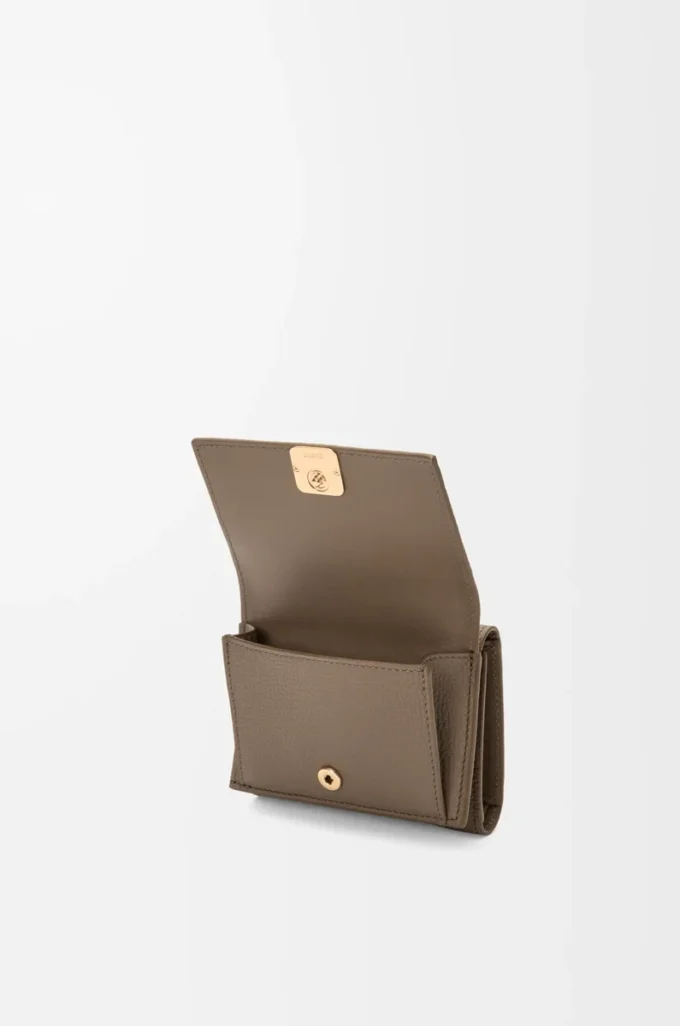 Cartera tríptica Anagram en piel de becerro granulada Taupe